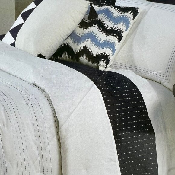 Modern Dreams Full/ Queen Size Coverlet Navy Aubrey Collection - Picture 1 of 5